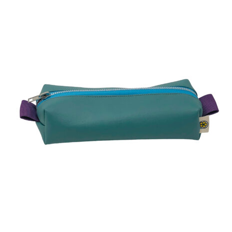 baby blue zipper on turquoise makeup bag 1