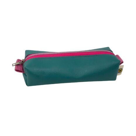 pink zipper on turquoise makeup bag 1